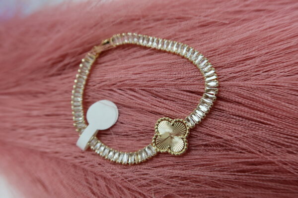 One trebol bracelet
