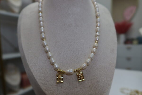Escapulario pearls necklace