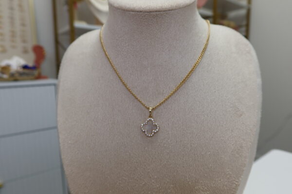 White trebol necklace